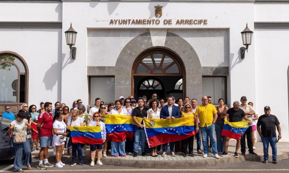 El alcalde Yonathan de León presidió el minuto de silencio a las puertas del consistorio capitalino. Foto: Ayuntamiento de Arrecife.
