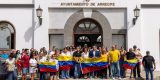 El alcalde Yonathan de León presidió el minuto de silencio a las puertas del consistorio capitalino. Foto: Ayuntamiento de Arrecife.