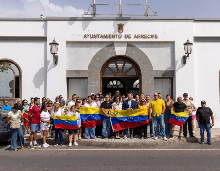 El alcalde Yonathan de León presidió el minuto de silencio a las puertas del consistorio capitalino. Foto: Ayuntamiento de Arrecife.