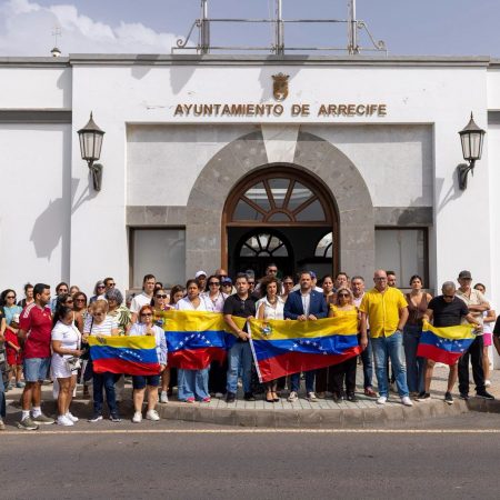 El alcalde Yonathan de León presidió el minuto de silencio a las puertas del consistorio capitalino. Foto: Ayuntamiento de Arrecife.