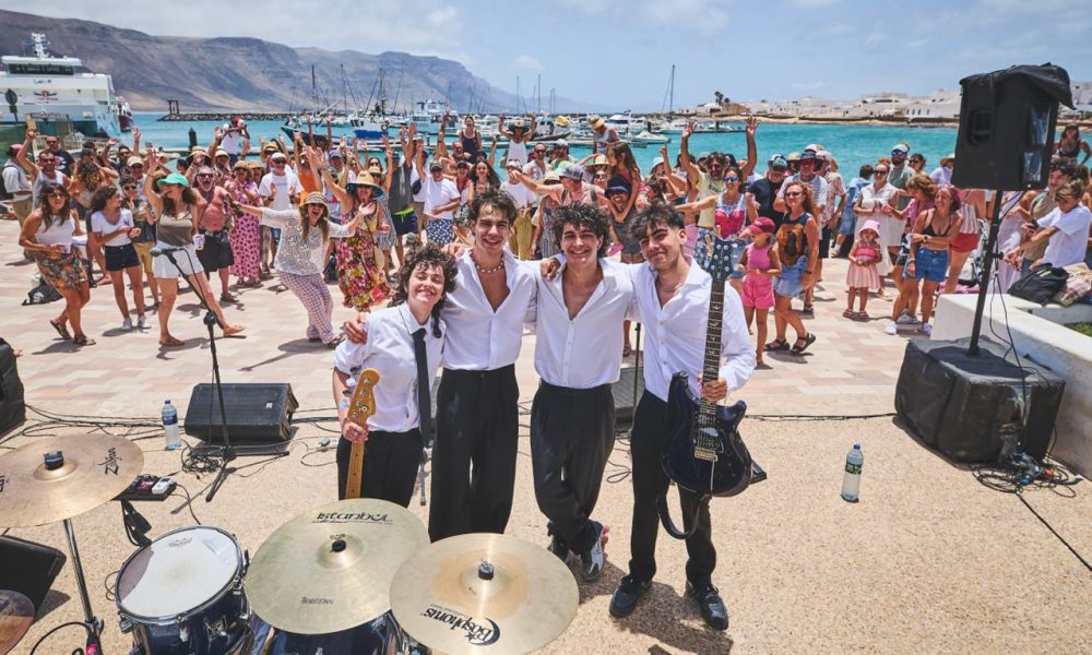 Público disfrutando del concierto de Los Blody en el muelle de Caleta del Sebo durante Sonidos Líquidos.