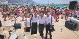 Público disfrutando del concierto de Los Blody en el muelle de Caleta del Sebo durante Sonidos Líquidos.