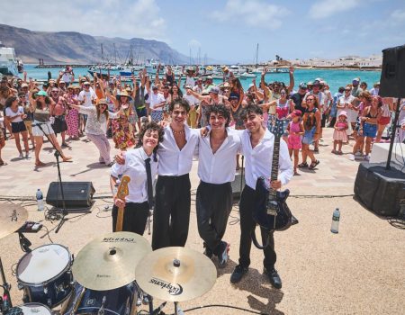 Público disfrutando del concierto de Los Blody en el muelle de Caleta del Sebo durante Sonidos Líquidos.