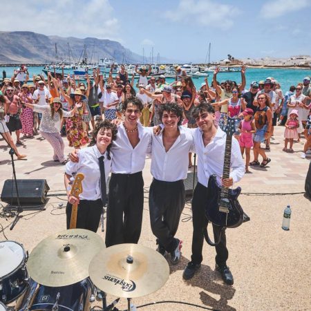 Público disfrutando del concierto de Los Blody en el muelle de Caleta del Sebo durante Sonidos Líquidos.