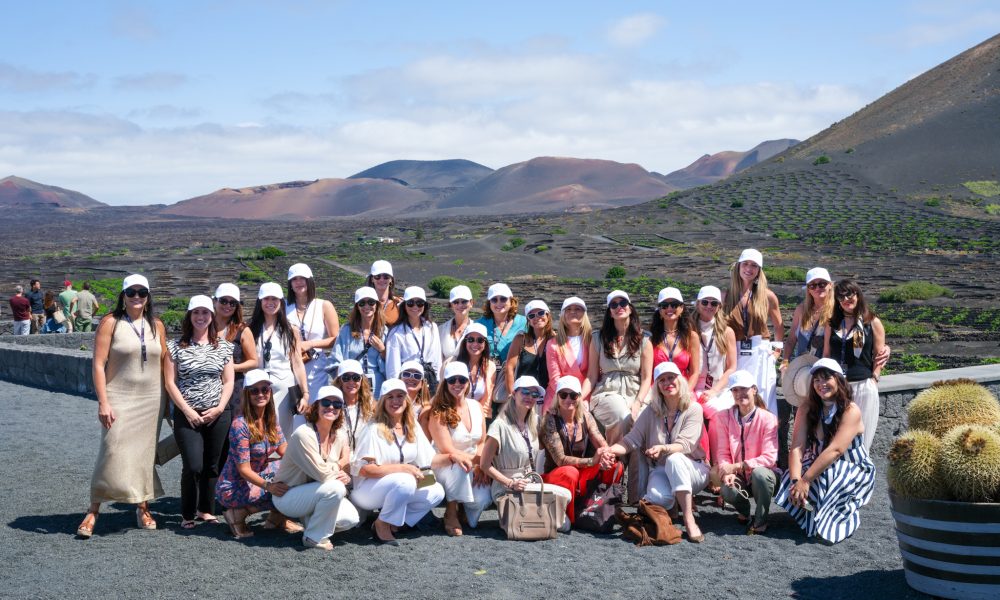 La astrofísica Antonia Varela y participantes del evento She's Mercedes junto a vehículos eléctricos en Lanzarote.