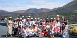 La astrofísica Antonia Varela y participantes del evento She's Mercedes junto a vehículos eléctricos en Lanzarote.