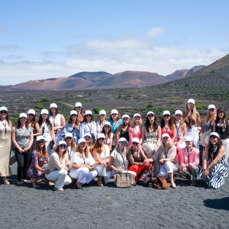 La astrofísica Antonia Varela y participantes del evento She's Mercedes junto a vehículos eléctricos en Lanzarote.