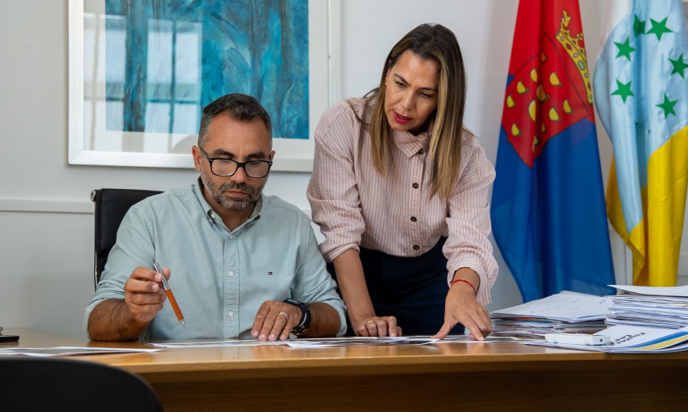 Concejales del ayuntamiento de arrecife reunidos para las ayudas material escolar arrecife 2026