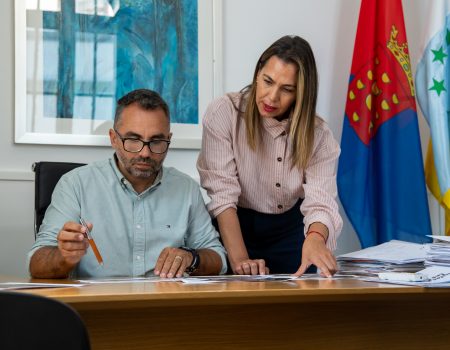 Concejales del ayuntamiento de arrecife reunidos para las ayudas material escolar arrecife 2026