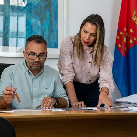 Concejales del ayuntamiento de arrecife reunidos para las ayudas material escolar arrecife 2026