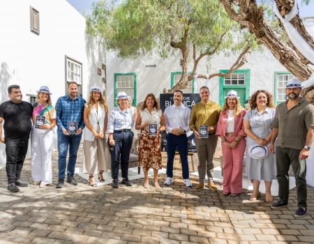 Cartel oficial con la programación de la Noche Blanca de Teguise 2026 bajo el lema Déjate ver, déjate llevar.