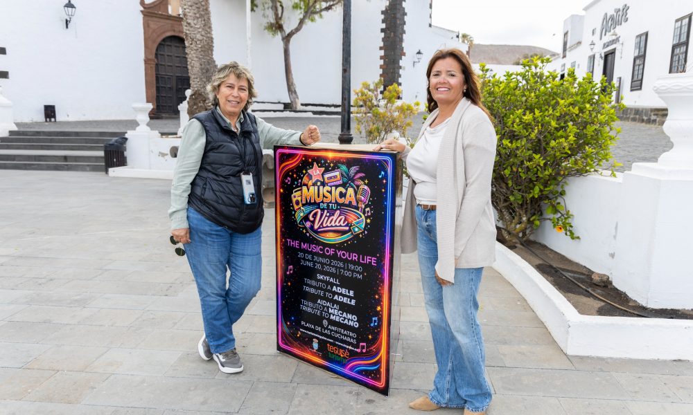 olivia duque y rita hernandez en la presentacion del cartel del Anfiteatro de la Playa de Las Cucharas en Costa Teguise, escenario del concierto La Música de Tu Vida.