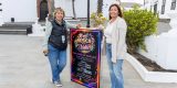 olivia duque y rita hernandez en la presentacion del cartel del Anfiteatro de la Playa de Las Cucharas en Costa Teguise, escenario del concierto La Música de Tu Vida.
