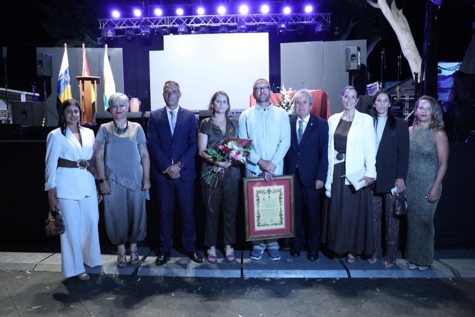 Representantes del colectivo Haría Artesanal y autoridades del Cabildo y Ayuntamiento posando con el galardón del Premio Haría 2026 en el escenario.