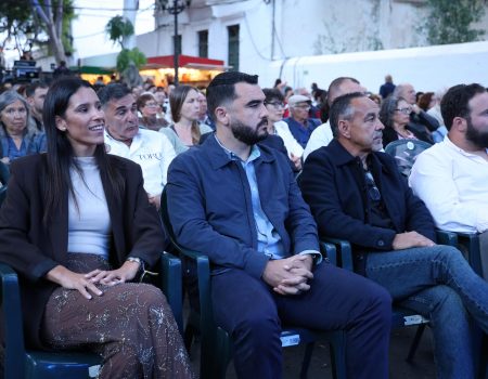 Representantes del colectivo Haría Artesanal y autoridades del Cabildo y Ayuntamiento posando con el galardón del Premio Haría 2026 en el escenario.