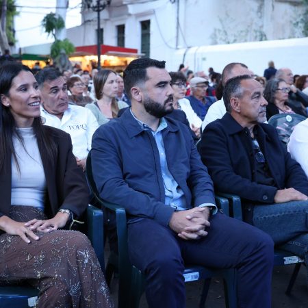 Representantes del colectivo Haría Artesanal y autoridades del Cabildo y Ayuntamiento posando con el galardón del Premio Haría 2026 en el escenario.