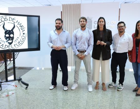 La nueva indumentaria de los Diablos fusiona artesanía tradicional y diseño contemporáneo. Foto: Cabildo de Lanzarote.