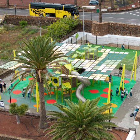 Niños en actividades lúdicas de los campamentos de verano Yaiza 2026
