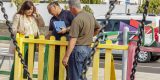 Operarios municipales instalando pavimento amortiguador de caucho en un parque infantil de Teguise.