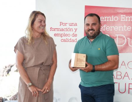 Entrega del VI Premio Empresa Referente de la FP Dual a Emerlan por la Cámara de Comercio de Lanzarote.