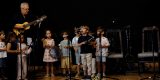 Escuela de Música Toñín Corujo Arrecife 2026: Concierto Alumnado infantil junto a Toñín Corujo sobre el escenario del Teatro Chico Cuatro Esquinas