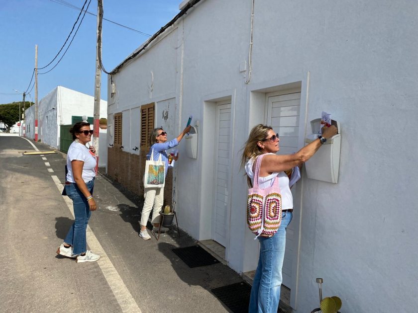 Revista Al Día, Alcaldesa Olivia Duque repartiendo entre los vecinos de Teguise