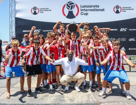 Jugadores del Sevilla FC e Infantil celebrando con el trofeo de campeones en la Ciudad Deportiva de Lanzarote.