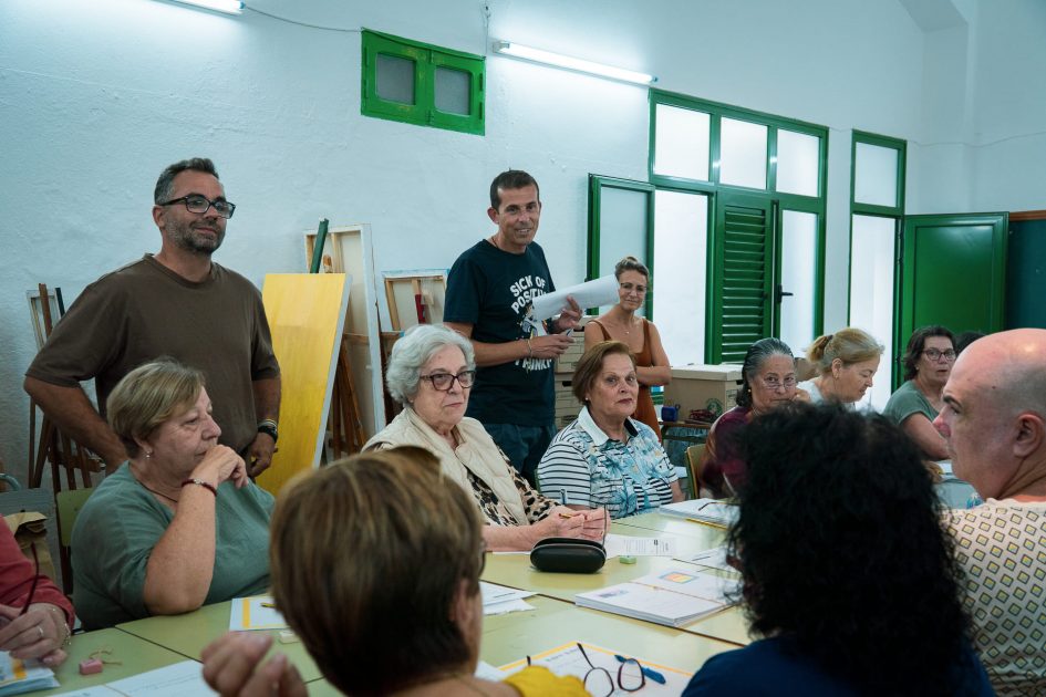 usuarias de la tercera edad participando en los talleres de voces que se encuentran arrecife 2026