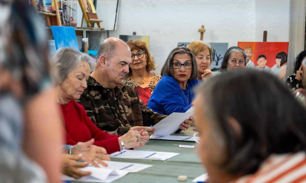 usuarias de la tercera edad participando en los talleres de voces que se encuentran arrecife 2026