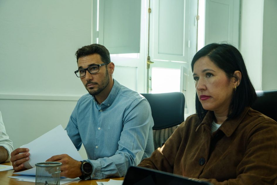 usuarias de la tercera edad participando en los talleres de voces que se encuentran arrecife 2026