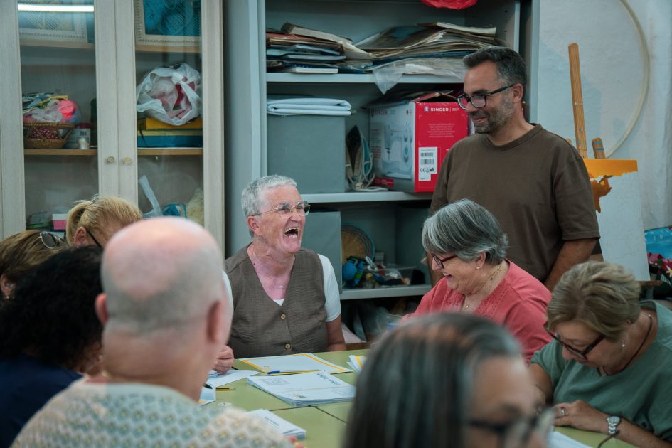 usuarias de la tercera edad participando en los talleres de voces que se encuentran arrecife 2026