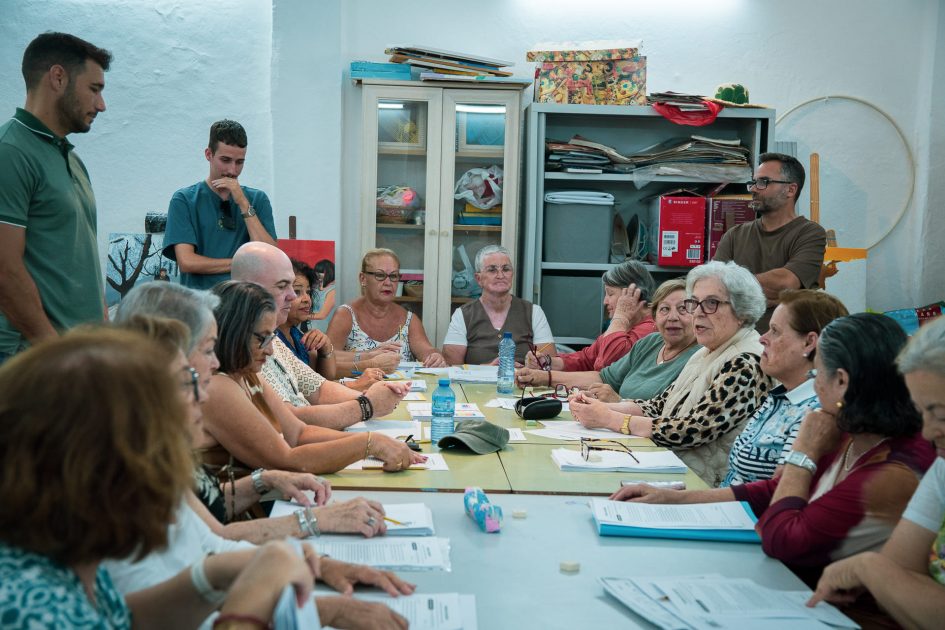 usuarias de la tercera edad participando en los talleres de voces que se encuentran arrecife 2026