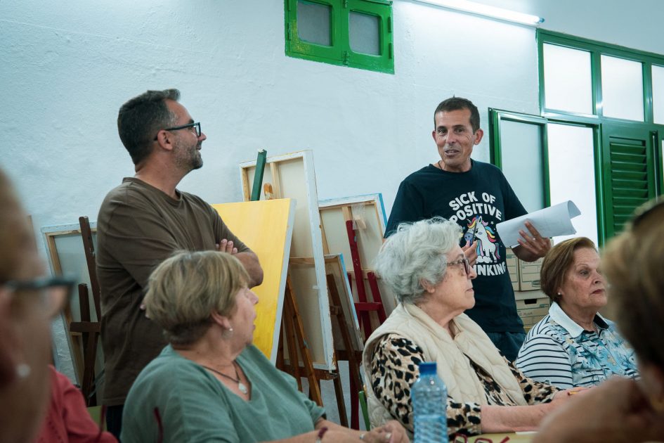 usuarias de la tercera edad participando en los talleres de voces que se encuentran arrecife 2026