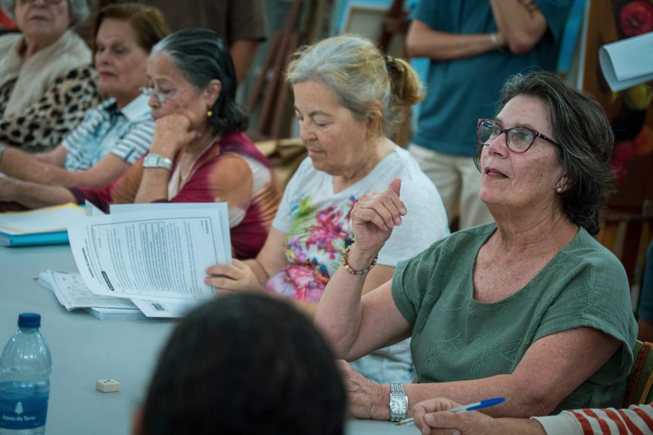 usuarias de la tercera edad participando en los talleres de voces que se encuentran arrecife 2026