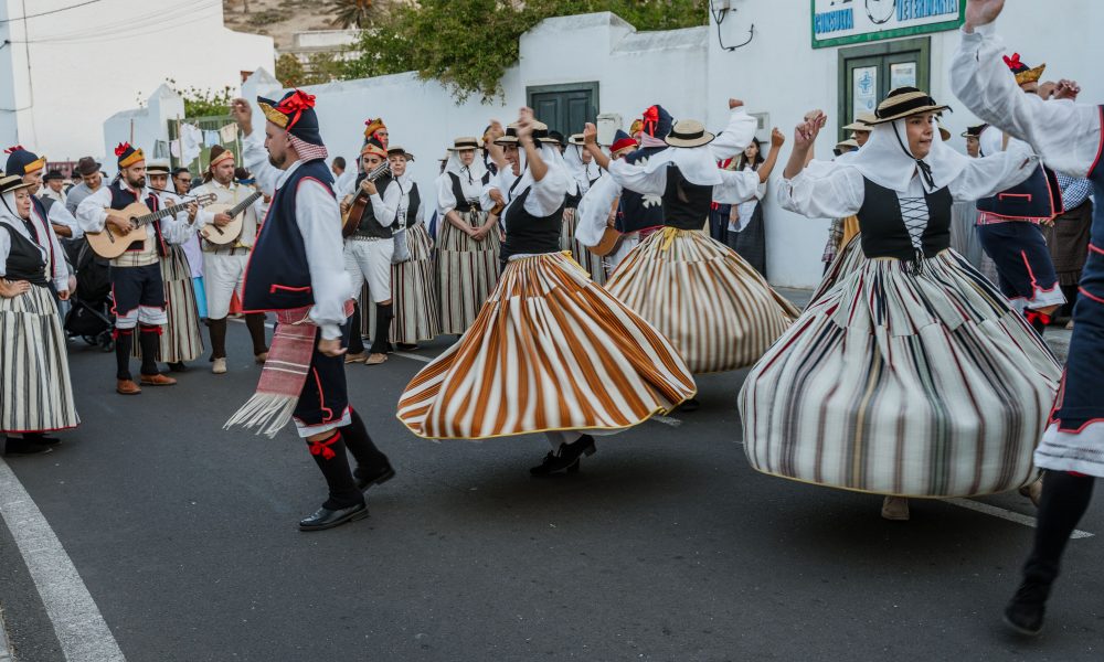 Romeros con vestimenta tradicional y carretas en las Fiestas Patronales de Haría 2026.