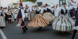 Romeros con vestimenta tradicional y carretas en las Fiestas Patronales de Haría 2026.