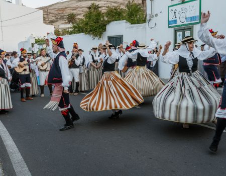Romeros con vestimenta tradicional y carretas en las Fiestas Patronales de Haría 2026.