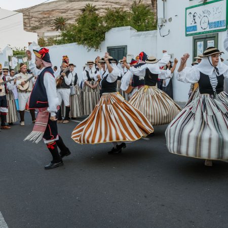 Romeros con vestimenta tradicional y carretas en las Fiestas Patronales de Haría 2026.