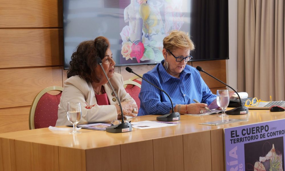 Mesa de ponentes con Nieves Rosa Hernández, Rosa Cobo y autoridades durante la inauguración de las jornadas feministas de Mararía en Arrecife.