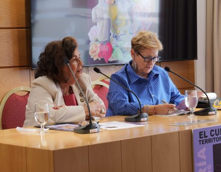 Mesa de ponentes con Nieves Rosa Hernández, Rosa Cobo y autoridades durante la inauguración de las jornadas feministas de Mararía en Arrecife.