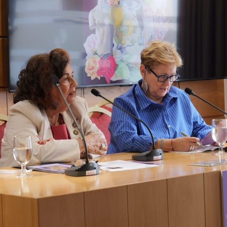 Mesa de ponentes con Nieves Rosa Hernández, Rosa Cobo y autoridades durante la inauguración de las jornadas feministas de Mararía en Arrecife.