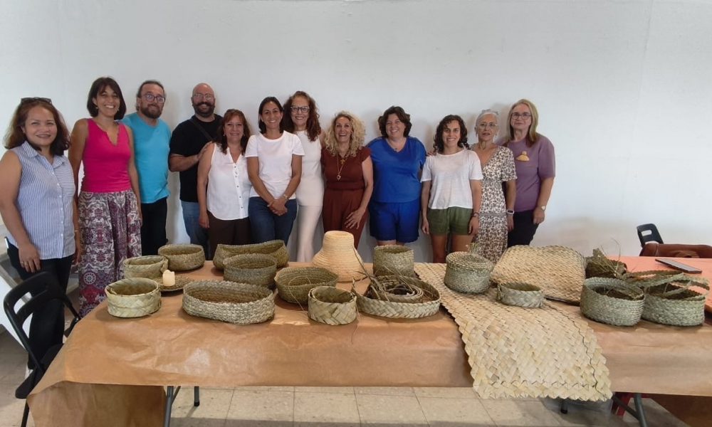 Alumnos de los talleres artesanales ayuntamiento de Yaiza con cestos de empleita tradicionales