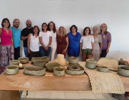 Alumnos de los talleres artesanales ayuntamiento de Yaiza con cestos de empleita tradicionales