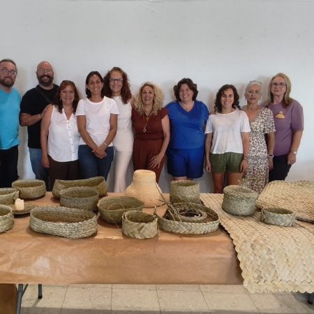 Alumnos de los talleres artesanales ayuntamiento de Yaiza con cestos de empleita tradicionales