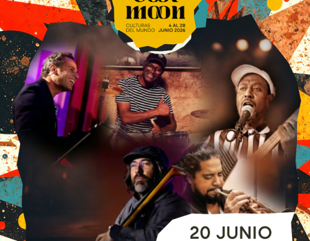 Músicos de la banda multicultural Afrocuband tocando instrumentos en directo.