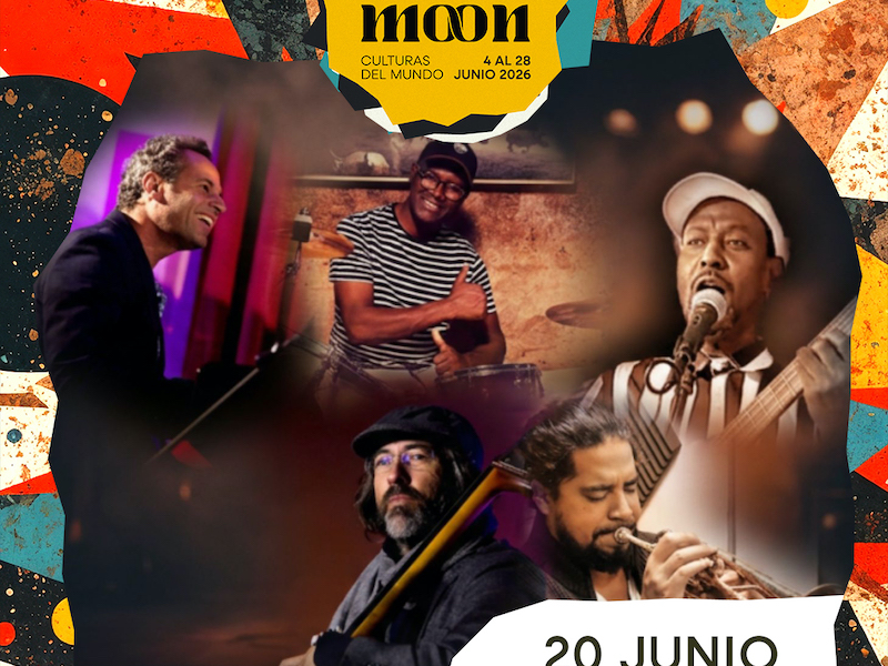Músicos de la banda multicultural Afrocuband tocando instrumentos en directo.