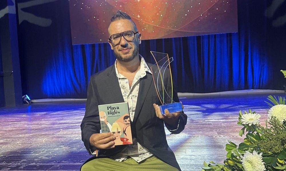 Romina Naranjo e Ismael Lozano Latorre posando con los premios de la Editorial Siete Islas en el Gáldar Pride 2026.