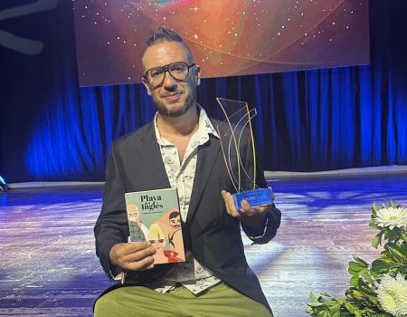 Romina Naranjo e Ismael Lozano Latorre posando con los premios de la Editorial Siete Islas en el Gáldar Pride 2026.