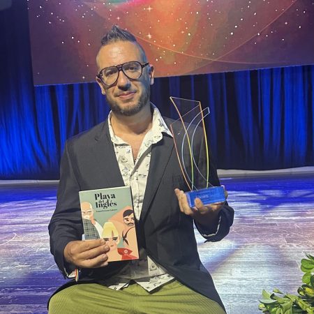 Romina Naranjo e Ismael Lozano Latorre posando con los premios de la Editorial Siete Islas en el Gáldar Pride 2026.