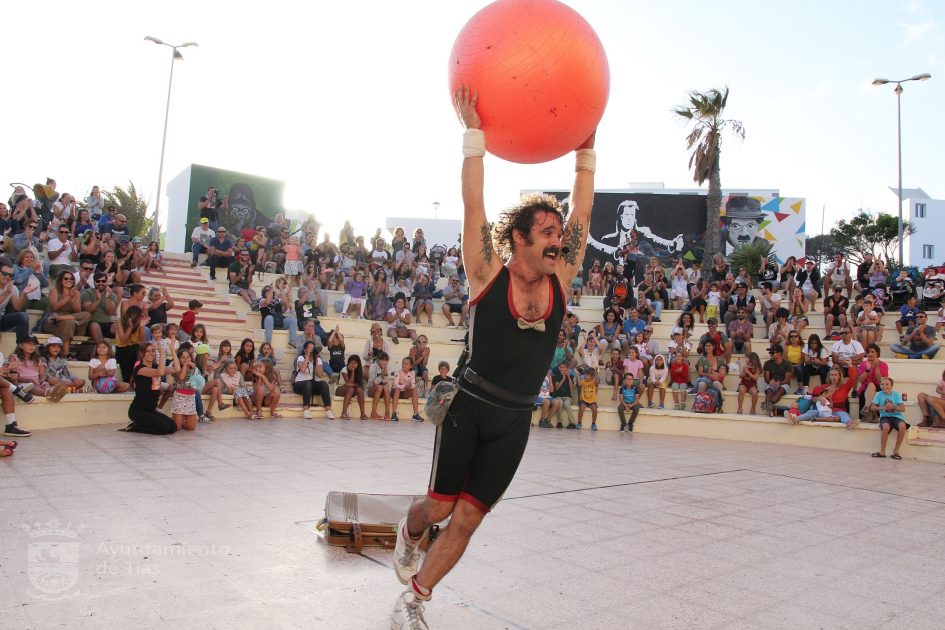 Cartel oficial del Festival solidario de artes escénicas TitiriTías 2026 en Lanzarote.